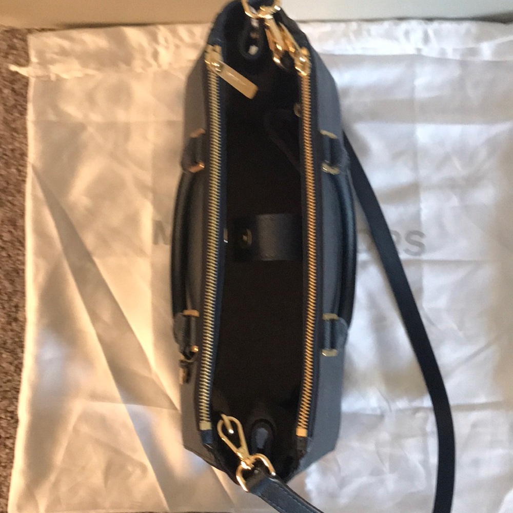 MICHAEL KORS Navy hand bag. - Picture 3 of 3